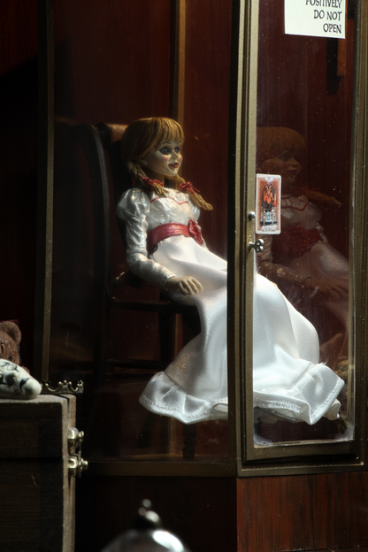 (NECA) The Conjuring Universe - 7" Scale Action Figure - Ultimate Annabelle (Annabelle 3)