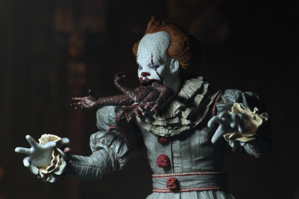 (NECA) IT - 7" Scale Action Figure - Ultimate "Dancing Clown" Pennywise