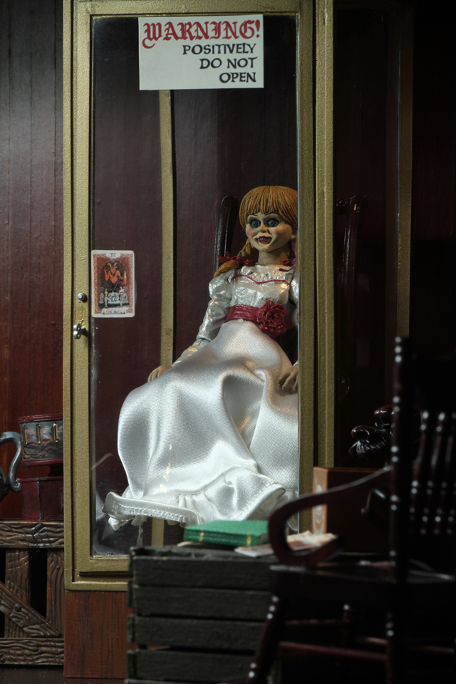 (NECA) The Conjuring Universe - 7" Scale Action Figure - Ultimate Annabelle (Annabelle 3)