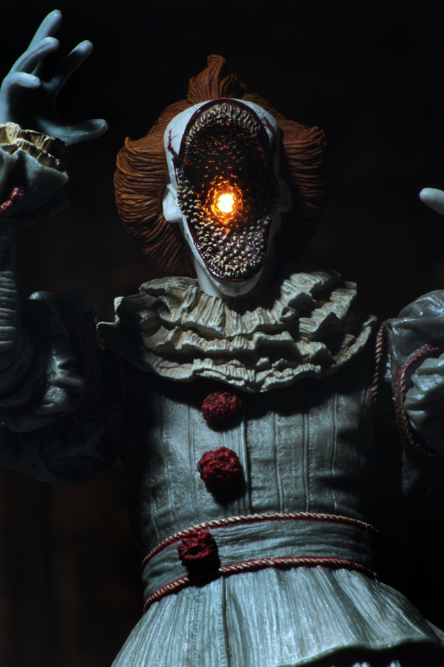 (NECA) IT - 7" Scale Action Figure - Ultimate "Dancing Clown" Pennywise