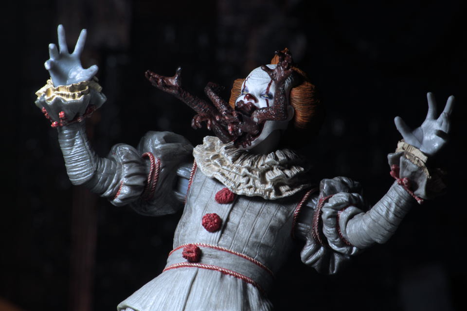 (NECA) IT - 7" Scale Action Figure - Ultimate "Dancing Clown" Pennywise