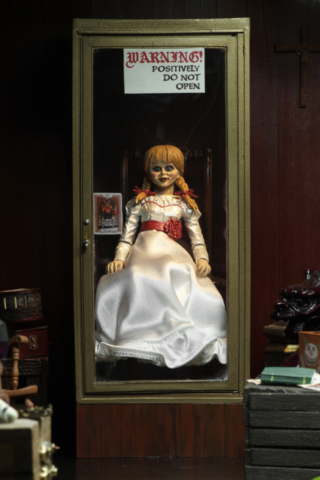 (NECA) The Conjuring Universe - 7" Scale Action Figure - Ultimate Annabelle (Annabelle 3)
