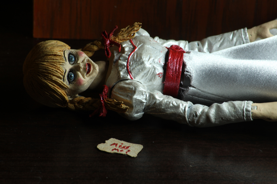 (NECA) The Conjuring Universe - 7" Scale Action Figure - Ultimate Annabelle (Annabelle 3)